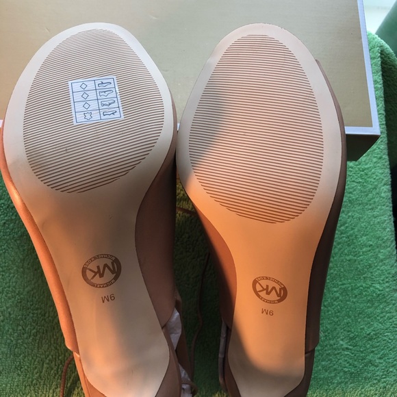 ✅ BRAND NEW Michael Kors Heels 👡 - Picture 4 of 4